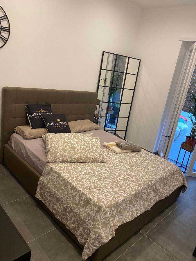 Decoluxe !Apartamento Con 1 Camera Da Letto , In Zona San Paolo , Via Martiniana Torino Eksteriør bilde